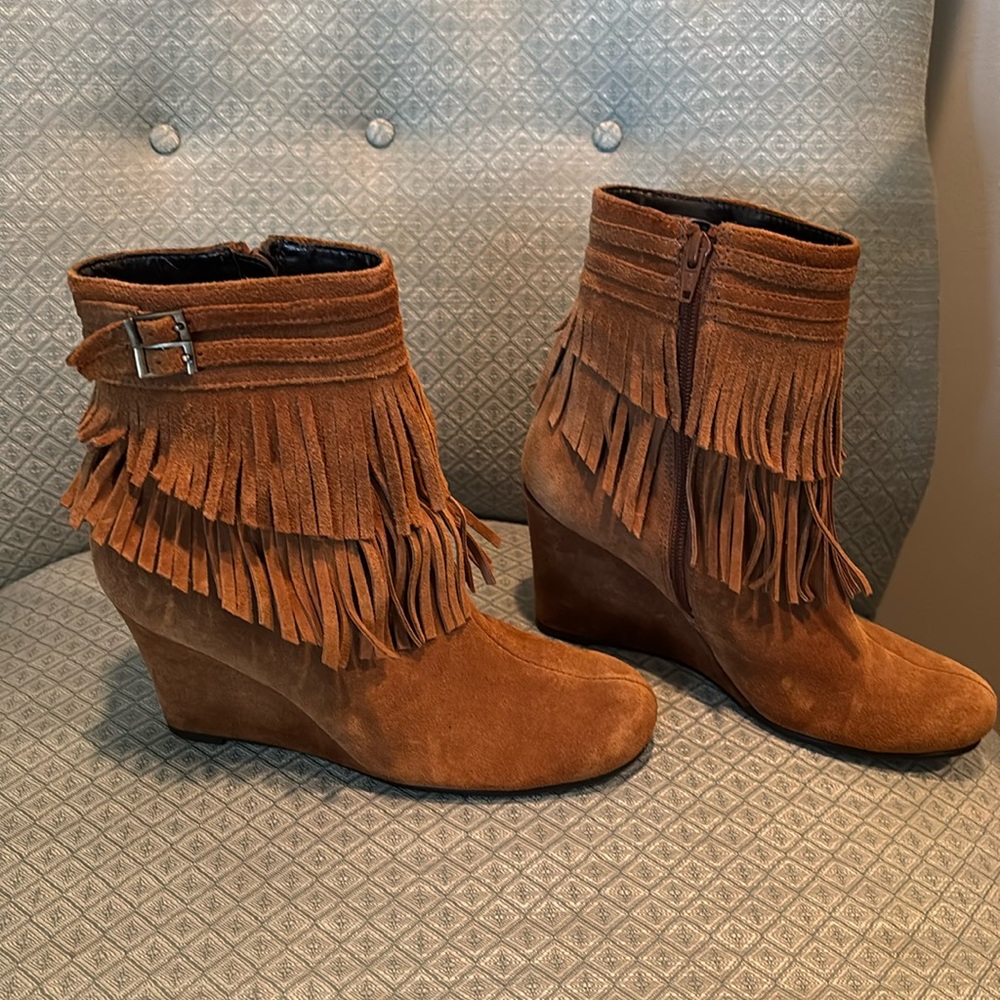 Ladies Aerosoles suede tan booties size 61/2